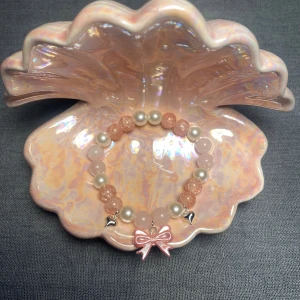 Pinky bow🎀 - Rosa armband med ett söt kuromi osett hänge, även små hjärtan hängande💖 39kr. Även Rosenkvarts pärlor i.