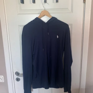 Ralph lauren Hoddie  - Ralph lauren Hoodie köpt för 1799 säljer för Endast för 749 för att måste få lite pengar!!!! Storlek M marin blå med vit logga!!!! Passa på medans den finns kvar!!!