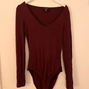 Vinröd långärmad bodysuit - Säljer en vinröd långärmad bodysuit i storlek S❣️