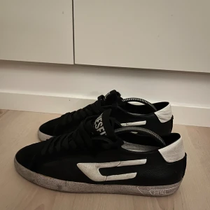 Diesel skor - Ett par schyssta Diesel skor i storlek 43. Köpta i våras men köpte en storlek för litet så växte snabbt ifrån. Skicket är gott som nya och med lite putsning på sulan och det vita på skon kommer dom se helt nya ut. Skirv ev frågor privat