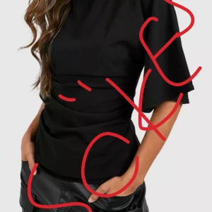 SÖKES!!!!!  - Söker denna super fina tröja ifrån boohoo i storlek 34/36. Hör av er om ni säljer!! 💕💕