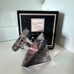 Lancôme La Nuit Trésor - Lancôme La Nuit Trésor edp parfym i 30 ml flaska. Använd endast 2-3 ggr. Nypris: 850:-  Pris kan diskuteras vid snabb affär!