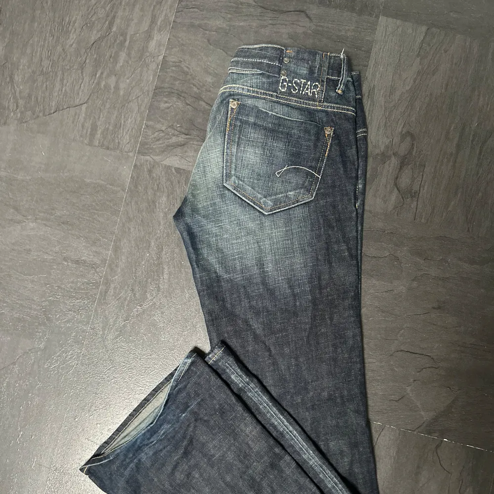 Säljer ett par snygga blå jeans med fin tvätt från G-Star. De är lågmidjade och bootcut. Säljer då de tyvärr är för stora för mig. storlek W30, L36. nypris 1500kr. Jeans & Byxor.