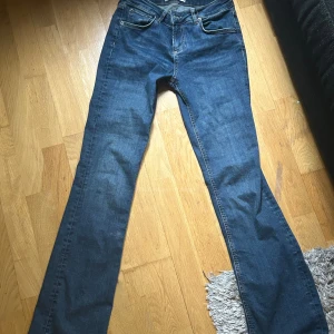 Blå jeansbyxor - Säljer ett par snygga blå jeansbyxor. De är i bra skick och har en klassisk design med fem fickor och dragkedja. Perfekta för vardagsbruk och kan matchas med nästan vad som helst. Passformen är normal och de är väldigt bekväma att ha på sig. Nästan aldrig använda. inga defekter på jeansen.  priset kan diskuteras 