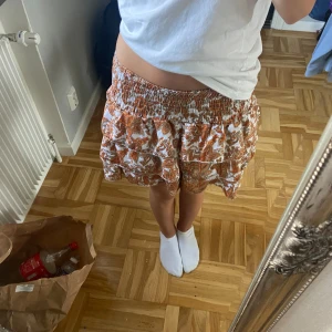 Volang kjol - Volang kjol i bra skick som inte kommer till användning💕💕 den är använd cirka 2 gånger💕💕 köpte i Grekland denna sommarn