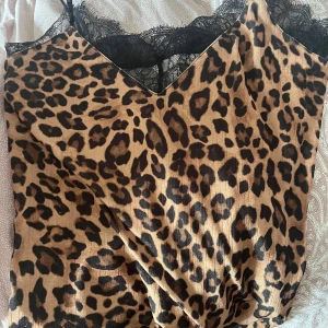 Leopard linne 🐆  - Säljer detta leopard linnet, skittt snyggt!!❤️ det är i s men passar även xs!! Skriv innan ni köper!