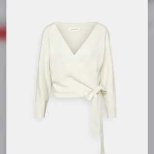 Stickad tröja med knut - Helt oanvänd, prislappen är fortfarande kvar 