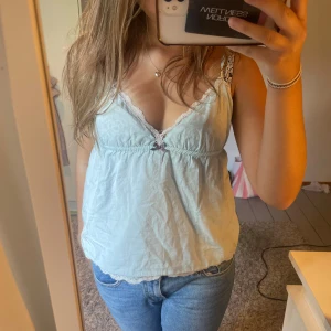 Odd Molly Linne - Säljer detta otroligt söta linne från Odd Molly då det aldrig kommer till användning! Använd fåtal gånger och har inga defekter. Storlek 1 som även betyder S! Priset kan diskuteras🥰