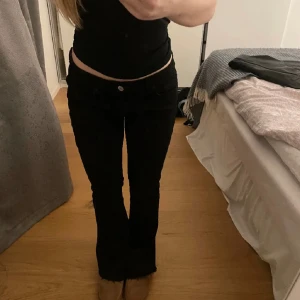 svarta lågmidjade jeans - Jätte snygga svarta botcut från zara son jag säljer då dom inte passa mig i storleken💗 lånad bild