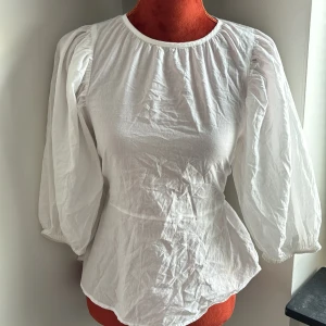 Vit blus - En jätte fin blus från Gina som inte kommer till någon användning tyvärr.