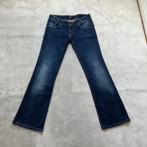 Bootcut jeans  - Jeans från Lee i storlek 30/33, midjemåttet är 38cm och innerbenslängden är 76cm💕