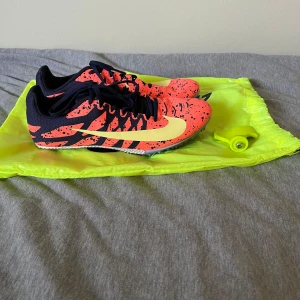 Spikskor, Nike - Ett par riktigt fina spikskor från Nike som endast använts 3 gånger. Säljer då de är för små Priset är förhandlingsbart  Nypris: Cirka 900 kr