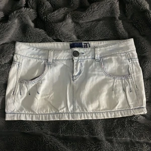 Jeanskjol - Jättefin jeankjol, den är i storlek 38 och passar nog s-xl. Den är i bra skick utan fläckar, hål eller skador. Priset kan diskuteras och sänkas