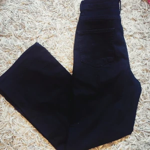 Svarta jeans från Madlady - Säljer ett par svarta jeans från Madlady i storlek 36. De är högmidjade och har en straight fit. Perfekta för både vardag och fest! De är i nyskick och har inga synliga slitage eller fläckar. Passar bra till en t-shirt eller en snygg topp. Köp direkt eller ge prisförslag!