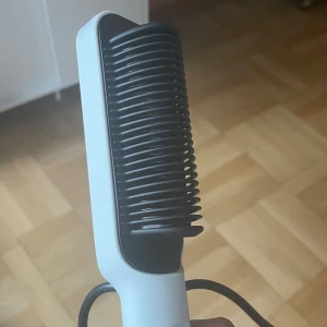 utstätande borste  - värmeborste som gör håret rakt och slätt, helt ny endast testad då jag fick den i present