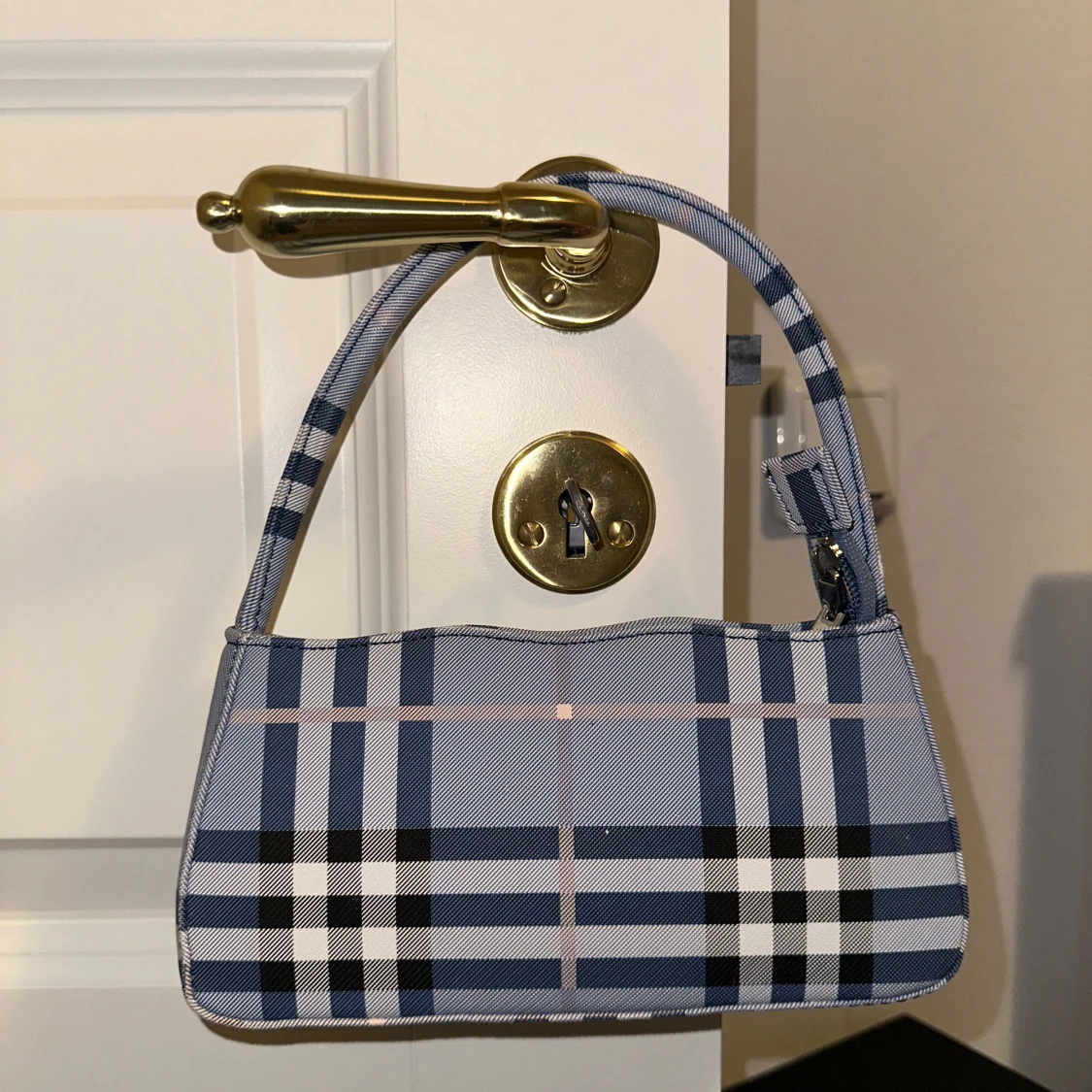 Blårutig handväska