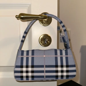 Blårutig handväska - Cute mini handväska, blårutig, clueless vibes 🙂‍↕️nyskick, fungerande dragkedja etc❤️‍🔥