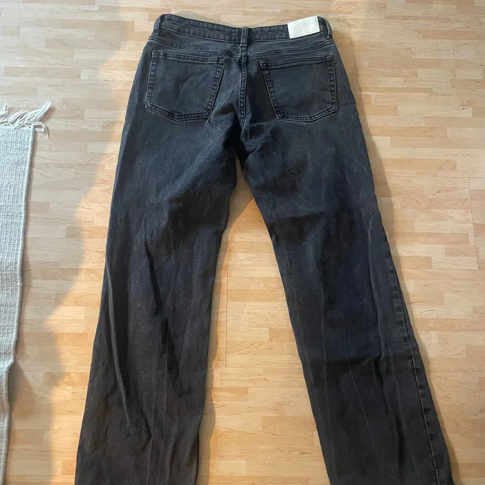 Dom är är använda men i väldigt bra skick dom är köpta för 800kr men jag säljer dom för 400kr . Jeans & Byxor.