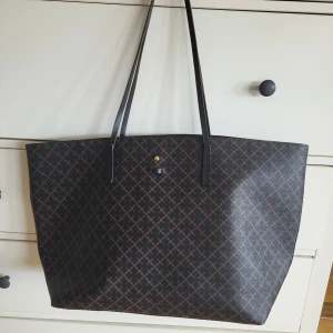 By Malene Birger väska  - Fint skick By Malene Birger Abi  55x 35 cm Nypris 4500 kr