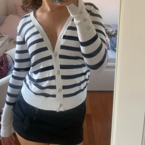 Kofta - Supersöt kofta!!! Använd fåtal gånger och i fint skick. Dock saknas en knapp längst uppe❤️