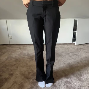 Lågmidjade kostymbyxor  - Lågmidjade kostymbyxor, kommit till användning 1/2 gånger. Super fin slits längs ner! 