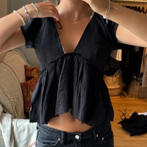 Volang topp - Köpt iår från H&M men kommer ej till användning för den är lite liten på mig som vanligtvis bär S. Köpt utomlands, vet ej om den fortfarande säljs i butik ❣️ använd gärna köp nu funktionen 😋 pris kan diskuteras vid snabb affär 💖