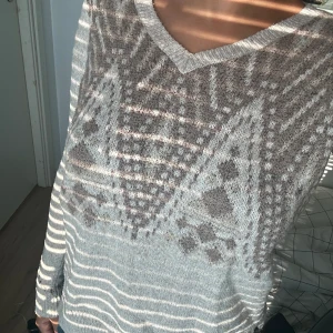 Hollister stickad tröja - Super fin stickad tröja från hollister i storlek xs❤️ Säljer för den blivit lite tajt i ärmarna💕