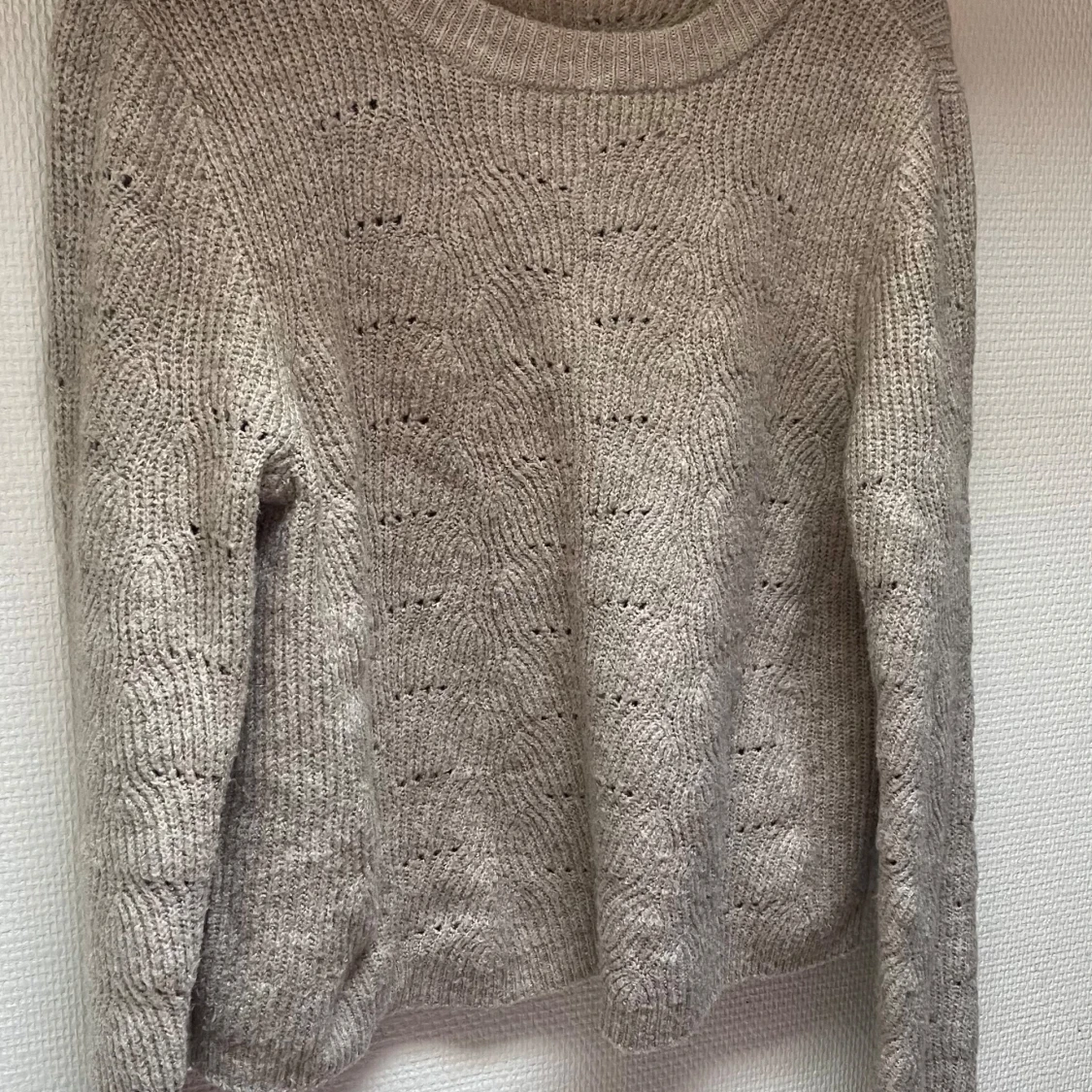 Beige stickad tröja från ONLY