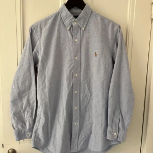 Ralph Lauren skjorta S - Ralph lauren skjorta i färgen blå. Storlek S. Nyskick, inga skavanker. Nypris 1850 kr, köp för endast 499kr