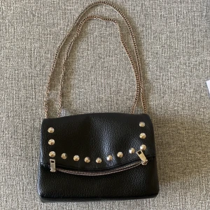 Liten väska med kedjor - Perfekt liten väska med kedjor  Lite rosa på kedjorna men inget som man tänker på