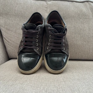 Lanvin skor - Säljer dessa Lanvin cap toe i en väldigt snygg färg. Inte så slitna men smuts som går att få bort med rätt produkter. Hör av dig om du har nån fråga! Allt og följer med!
