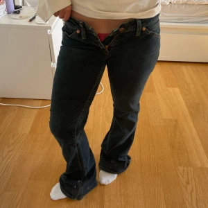 Svarta low waist Levis jeans - Super skick! Är uppsydda att passa någon som är ca 165 men det går att sprätta upp och då kommer den ”fina kanten” längst ner se ut som fårn början, alltså ingen ful uppsydd-kant (sista bilden). 551 Flare, hittar ingen storlek men skulle gissa ca 34