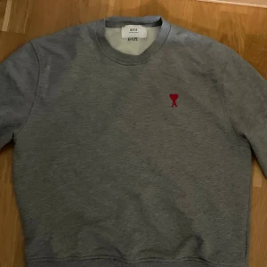 Ami sweatshirt str. S - Tröja i bra skick. Köptes för 2000 kr. Ganska liten i storlek så skulle säga att den mer är XS än M. 