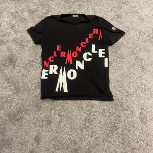 Moncler t-shirt - Skick 8/10 | vet inte om den är äkta samt har inget kvitto därav priset | för frågor skriv!