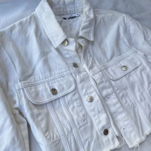 Croppad jeansjacka - Croppad vit jeansjacka från Nakd! Använd men i gott skick!