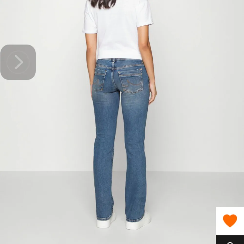 Säljer dessa ltb jeans i modellen valerie. Storlek 29x30. Använda men i fint skick. Köpta för 900kr . Jeans & Byxor.