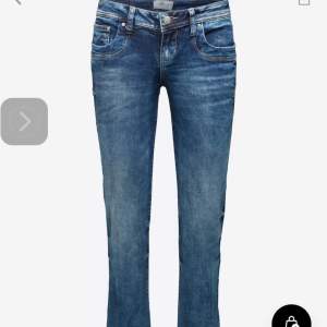 Säljer dessa ltb jeans i modellen Valerie. Storlek 29x30. De är dock insydda i midjan så passar mer en 28. Använda men fortfarande i fint skick. Köpta för runt 900kr