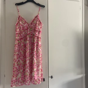 Klänning  - Säljer en jättefin blommig klänning  i storlek S som aldrig har kommit till användning och prislappen sitter fortfarande på, pris går att diskutera, ordinarie pris 400kr