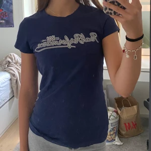 Mörkblå t-shirt från Peak Performance - ä Mörkblå t-shirt från Peak Performance med tryck💋 T-shirten är i bra skick är inte använd så många gånger.