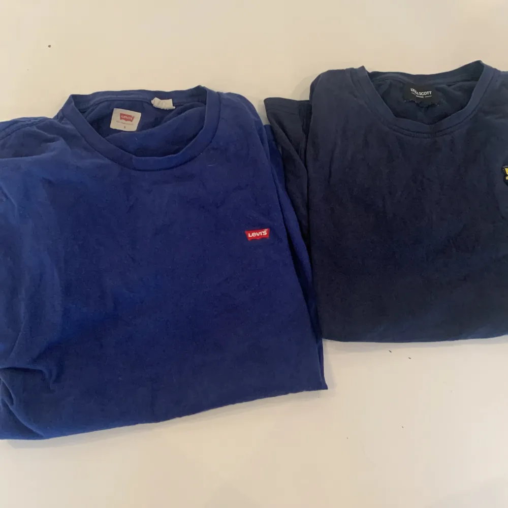 2ST blåa t-shirts från levi’s och Lyle&scott  Nypris (Levis tröja) 269kr Nypris (lyle&scott tröja) 299kr Tröjorna säljs tillsammans för 99kr Båda tröjorna är storlek S. T-shirts.