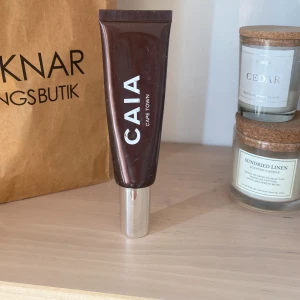 CAIA Liquid Bronzer Cape Town - En flytande bronzer från CAIA i färgen Cape Town.  har tyvärr inte original förpackning. finns lite mer än halva kvar. som ni ser på sista bilden är texten lite skadad.☺️