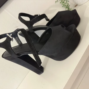 High heels från Nelly  - Ny skick använt 1 gång bara de är alldeles för höga för mig. Kan skickas eller hämtas på Hisingen i Göteborg 