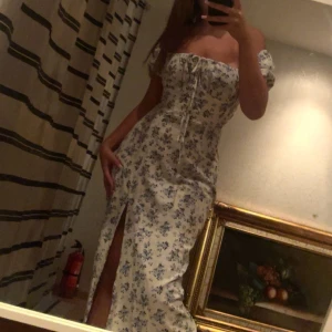 Blommig klänning - Blommig klänning köpt från Shein, aldrig använd endast prövad, sitter jätte fint 🌸