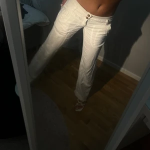 VITA LINNEBYXOR - Säljer ett par snygga vita linnebyxor med låg midja och raka ben. Byxorna har två knappar i midjan och fickor fram o bak. De är i nyskick 🔥