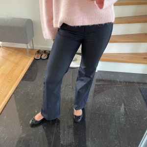 Kostymbyxor  - Superfina, dom är lite blågråa i färgen🥰  Innerbenslängden är 74,5 cm och midjemåttet är 38,5 cm🥰