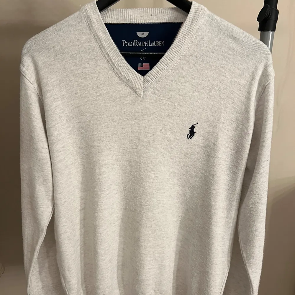 Tröja från polo ralph lauren som är lite nopprig, därav priset💕. Tröjor & Koftor.