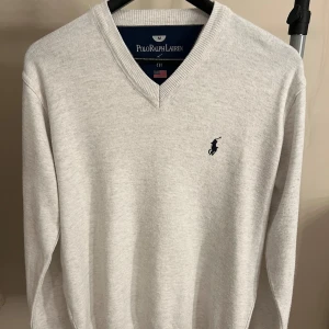 Polo Ralph Lauren tröja - Tröja från polo ralph lauren som är lite nopprig, därav priset💕