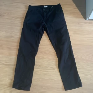 Svarta chinos - Säljer nu mina svarta chinos då de inte har använts. Måtten Är W33 L32. Jag är 185cm lång