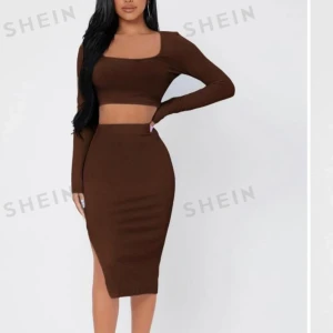 Matchande sett med tröja och kjol i brun - Kaffebrunt sett med tröja och kjol. Använt i cirka 3 timmar och jag kan skicka egna bilder också❤️ storleken är petit xs men passar som vanlig xs