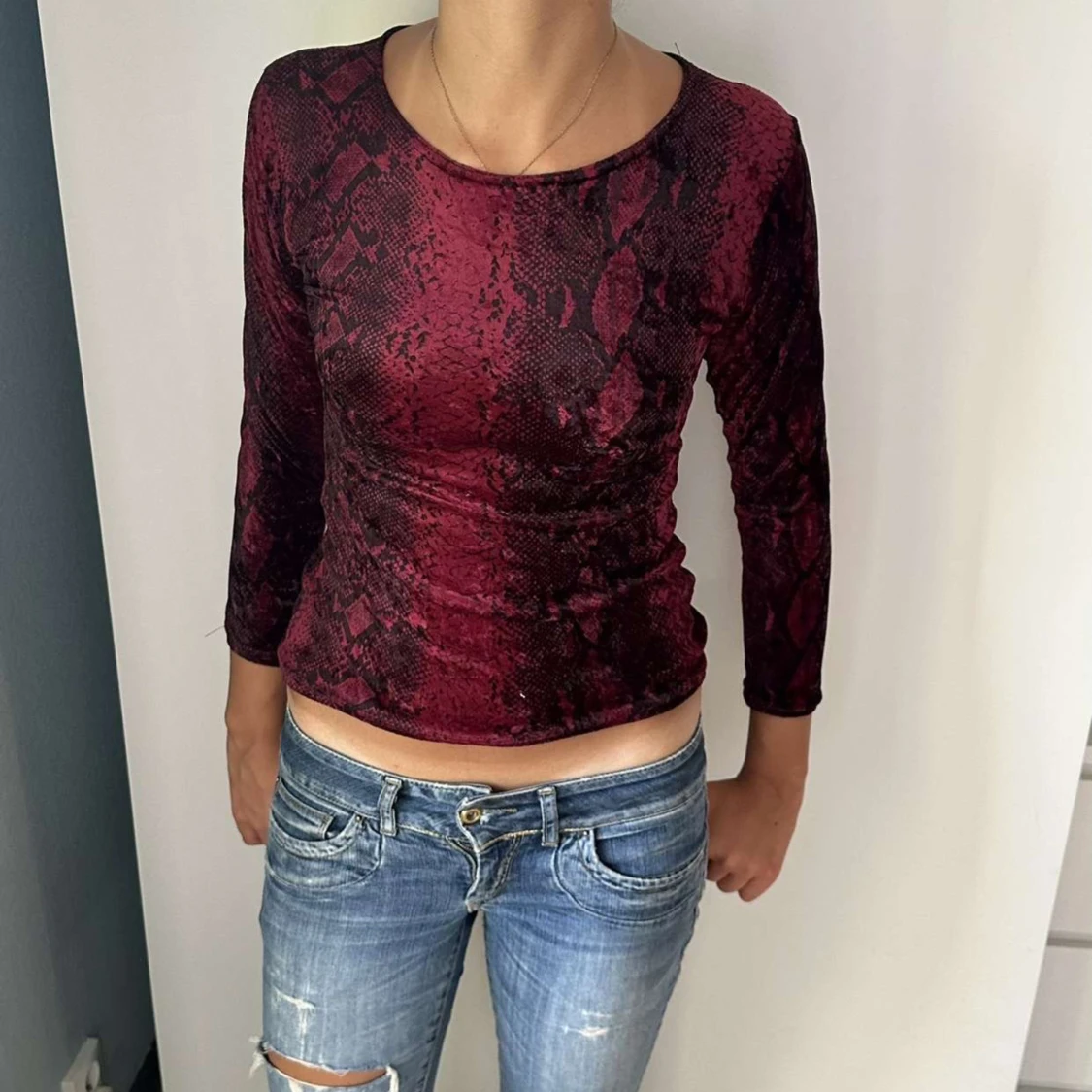 Röd ormskinnströja